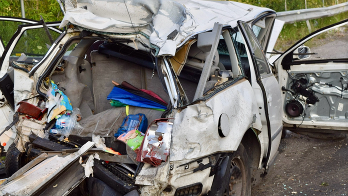 Na snímke zničené auto, do ktorého na R1 napálil kamión.