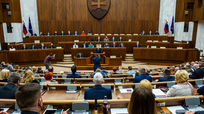 Vláda Eduarda Hegera získala dôveru v parlamente.