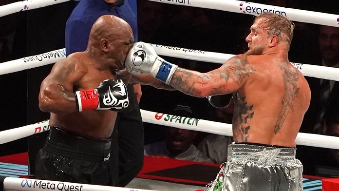Mike Tyson a Jake Paul. 