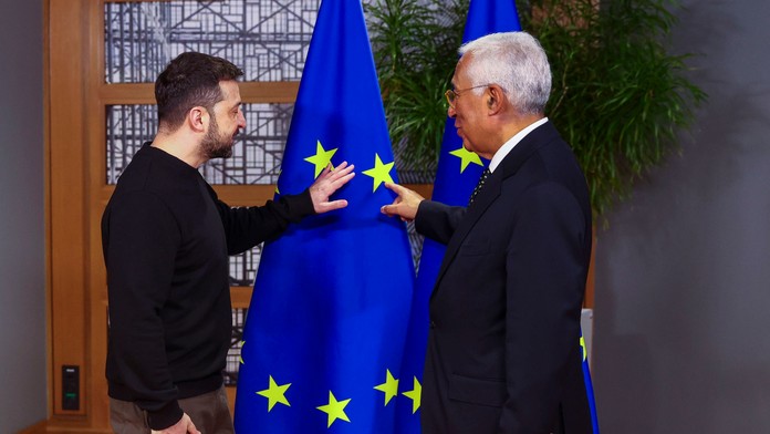 Ukrajinský prezident Volodymyr Zelenskyj a predseda Európskej rady António Costa v sídle Európskej rady v Bruseli.