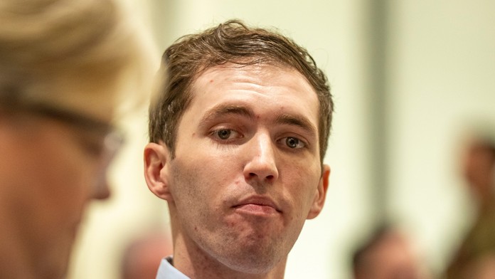 Muž obvinený z vraždy Charlieho Kirka sa prvýkrát osobne dostavil pred súd. Prokuratúra plánuje žiadať trest smrti