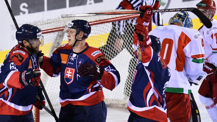 Tomáš Marcinko (vľavo) sa teší s Michalom Čajkovským (druhý zľava) a Vladimírom Draveckým po strelení vyrovnávajúceho gólu.