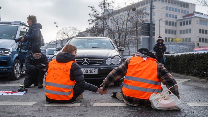 Aktivisti prilepení k vozovke