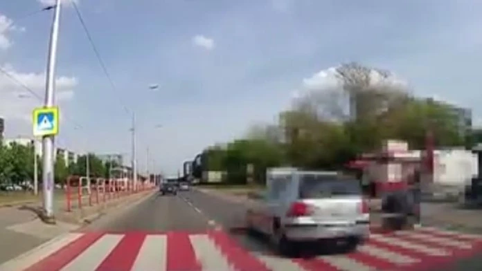 Auto takmer zrazilo mamičku s kočíkom na priechode pre chodcov.