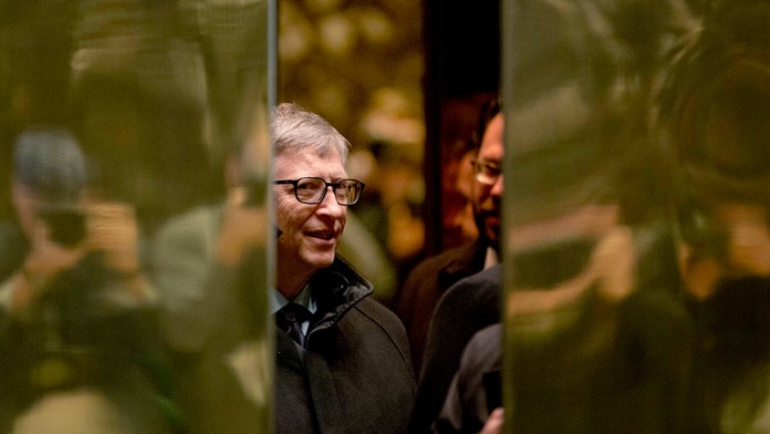 Bill Gates nastupuje do výťahu po jeho príchode do sídla budúceho amerického prezidenta Donalda Trumpa.