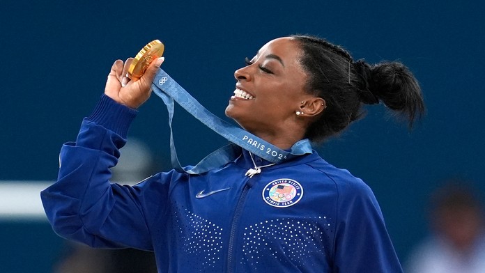 Zažila ťažké detstvo, bola obeťou sexuálneho násilia. Najlepšia gymnastka histórie po ťažkom období opäť žiari