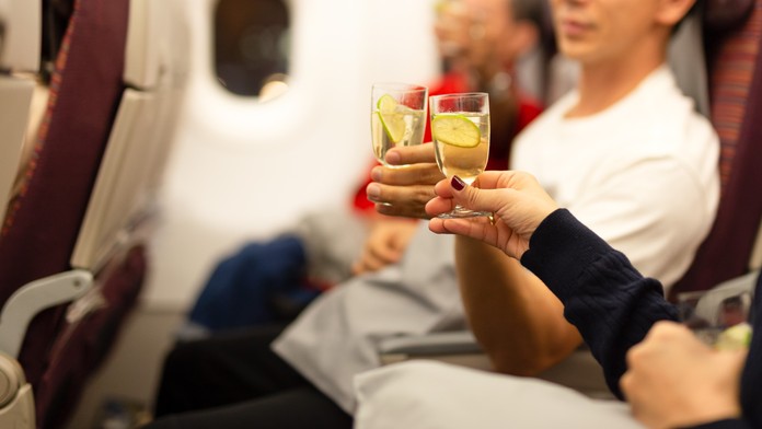 Piť či nepiť? Incidenty otvárajú otázku pitia alkoholu na palube lietadla
