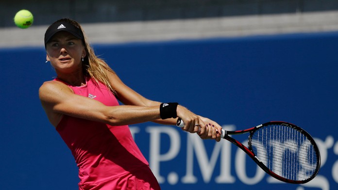 Slovenská tenistka Daniela Hantuchová odvracia loptičku Francúzke Alize Cornetovej.