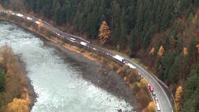 Kolóna pod Strečnom.