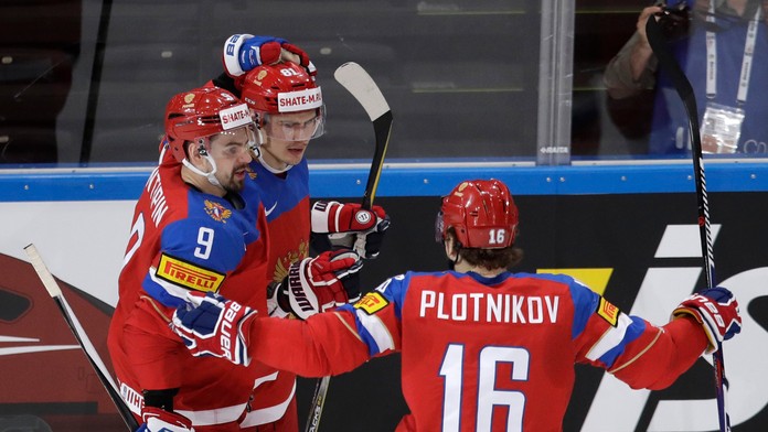 Dmitrij Orlov (v strede) z Ruska sa raduje so spoluhráčmi z gólu vo štvrťfinále MS 2017 proti Česku.