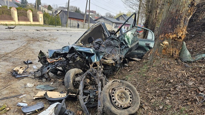 FOTO: Brutálna nehoda v Poľsku. Mladík išiel prirýchlo, auto sa doslova roztrhlo