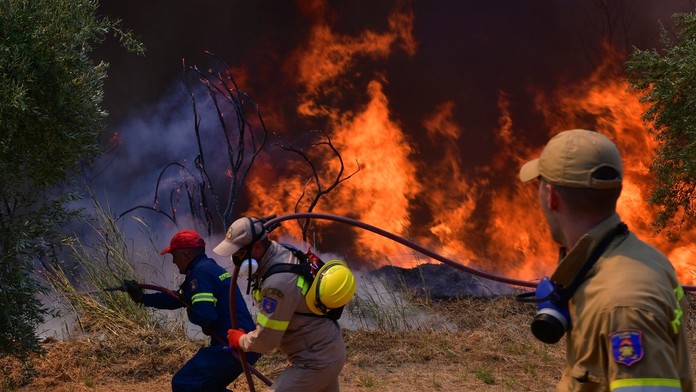 Hasiči hasia lesný požiar pri mestečku Olympia na západe Grécka.