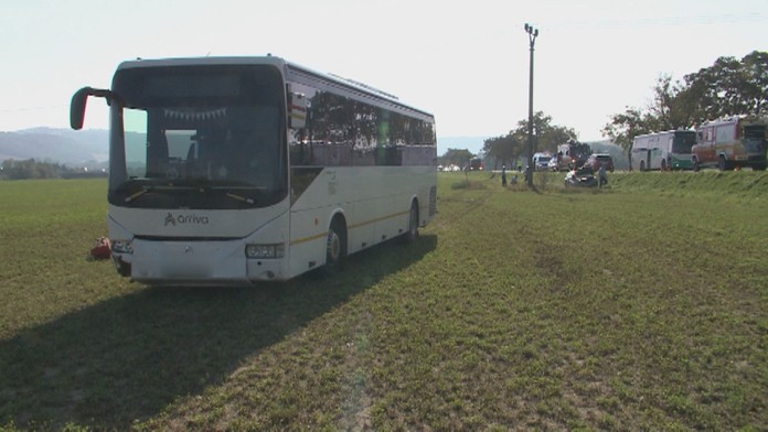 Autobus po nehode skončil na poli.