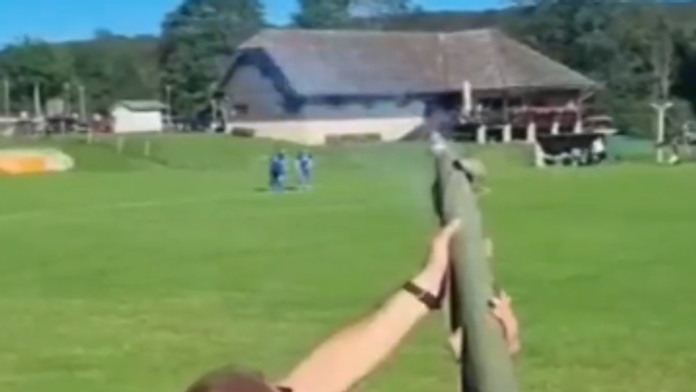 VIDEO: Toto ste ešte nevideli. Chorvátsky fanúšik na zápase vystrelil z granátometu, takmer zasiahol hráčov