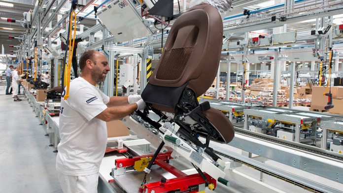 Nová hala na výrobu autosedadiel v priemyselnom parku P3 Bratislava Zohor. 