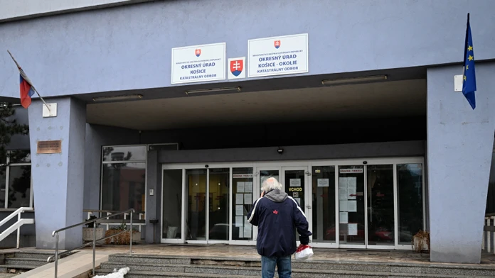 Na snímke občan prichádza k budove Katastrálneho odboru Okresného úradu (OÚ) v Košiciach, ktorý je zatvorený kvôli kybernetickému útoku.