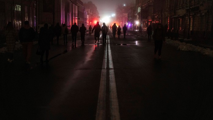 Kyjevu chýba 50 percent elektriny. Prednostne ju dodávajú do nemocníc a na prevádzku vodovodných sietí