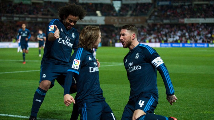 V strede hráč Realu Madrid Luka Modrič sa raduje so spoluhráčmi Marcelom (vľavo) a Sergiom Ramosom.