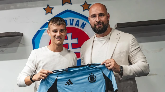 V šatni sedí so vzormi, šance sa chopil naplno. Slovan podpísal 16-ročného odchovanca, dostane Weissove číslo