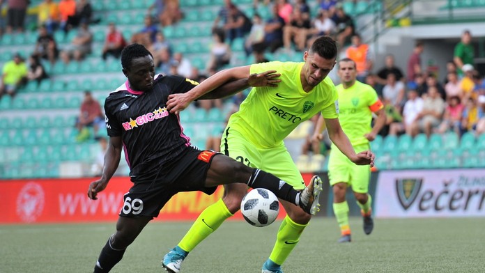 Trenčan Elayo Azango (vľavo) v súboji so Žilinčanom Michalom Klecom.