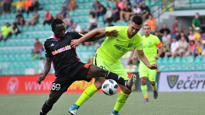 Trenčan Elayo Azango (vľavo) v súboji so Žilinčanom Michalom Klecom.