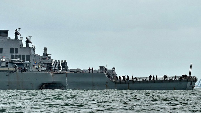 Poškodený torpédoborec USS John S. McCain.