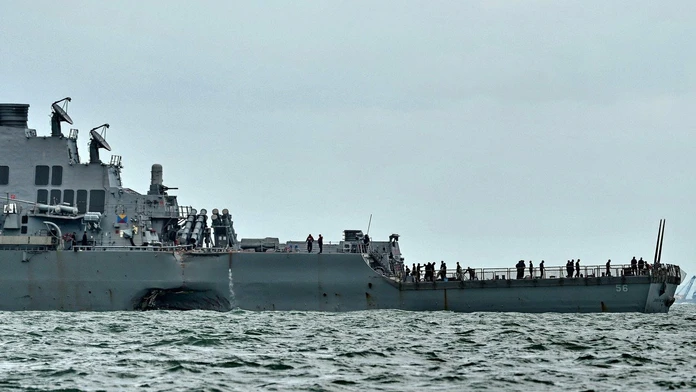 Poškodený torpédoborec USS John S. McCain.