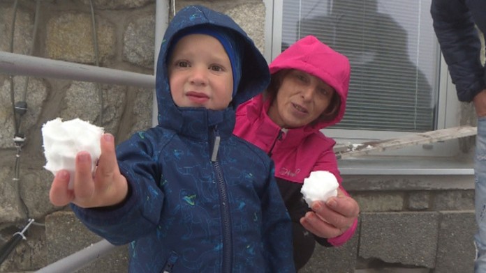 Radosť z prvého jesenné snehu.