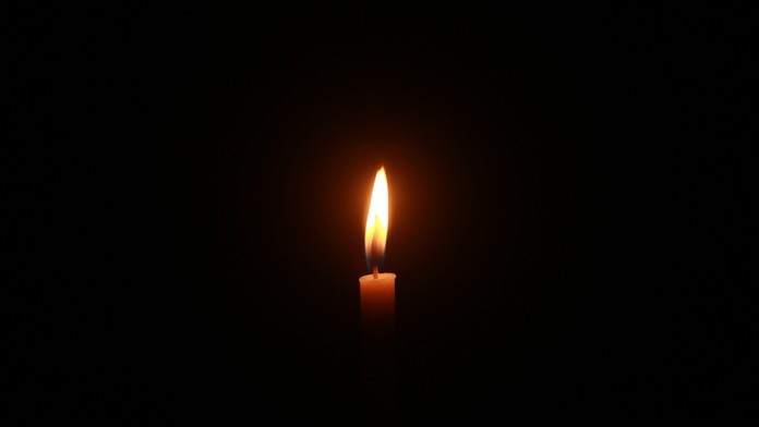 Ilustračná snímka - horiaca sviečka.