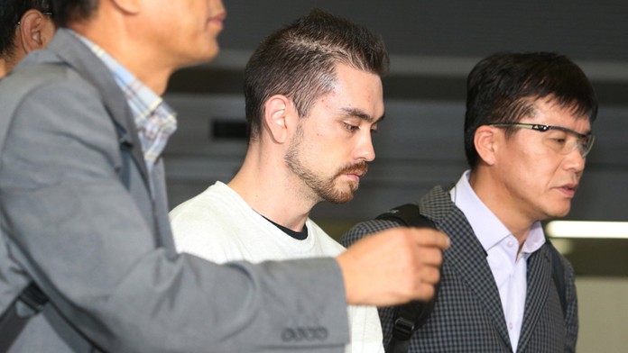 Na snímke z 23. septembra 2015 Arthur Patterson (uprostred) v doprovode policajtov na medzinárodnom letisku v juhokórejskom Inčc