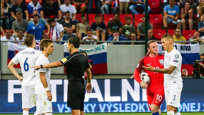 Hlavný arbiter Milorad Mažič dohovára Petrovi Pekaríkovi po vylúčení Martina Škrtela v dueli s Anglickom v kvalifikácii MS 2018.