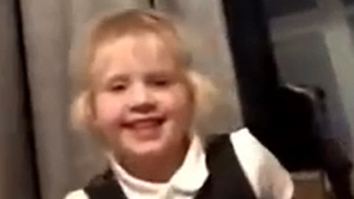 Millie dostala zásnubný prsteň.