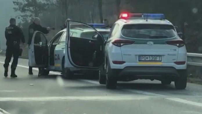 Záverečné dejstvo policajného zásahu, ktorý ukončil šialenú jazdu Daniela (44) z Poľska.