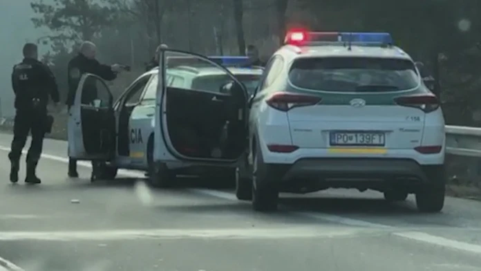Záverečné dejstvo policajného zásahu, ktorý ukončil šialenú jazdu Daniela (44) z Poľska.
