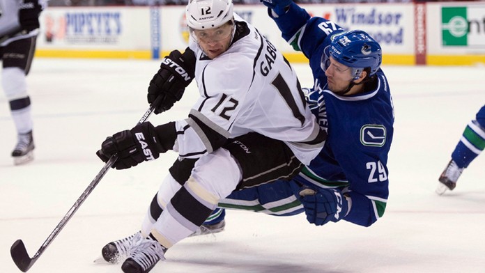 Vpravo Andrey Pedan (Vancouver Canucks) a Marián Gáborík (Los Angeles Kings) v zápase NHL.