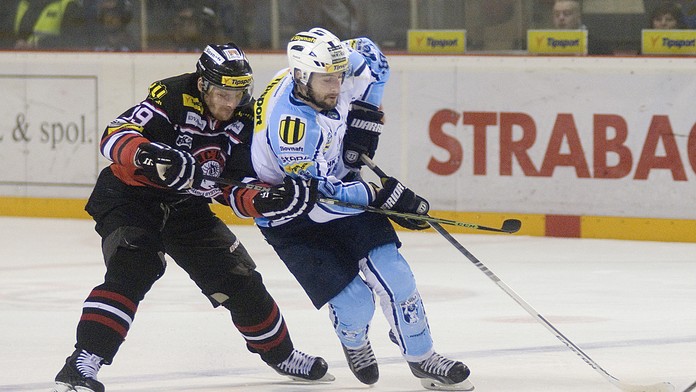 Krídelník Nitry Roman Tománek (vpravo) a center Banskej Bystrice Milan Kytnár 