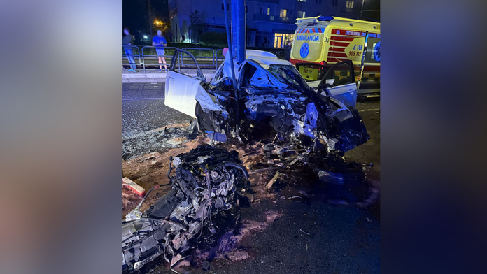 VIDEO: Vážna nehoda v hlavnom meste. Vozidlo napálilo do stĺpa, motor s prevodovkou vytrhlo
