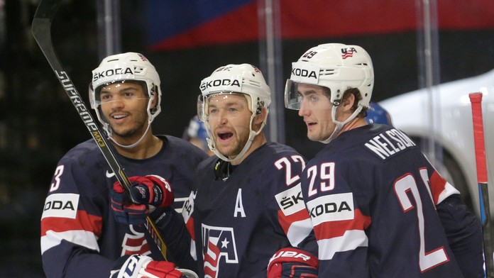 Kňaz brázdi ulice na motorke