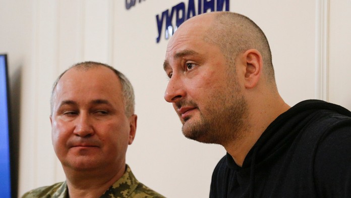 Na snímke ruský novinár Arkadij Babčenko (vpravo) a riaditeľ SBU Vasyľ Hrycak počas tlačovej konferencie.