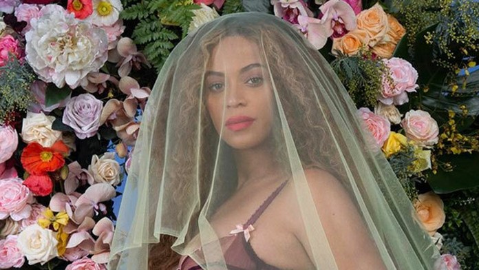 Beyoncé na fotke, ktorou oznámila, že čaká dvojičky
