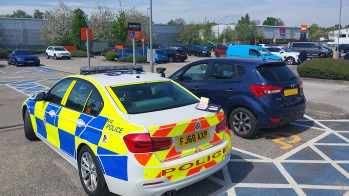 Policajti chytili vodiča, ktorý jazdí 50 rokov bez vodičáku. Oklamal dokonca aj poisťovňu