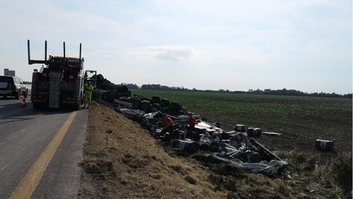 Prevrátený kamión na D1.