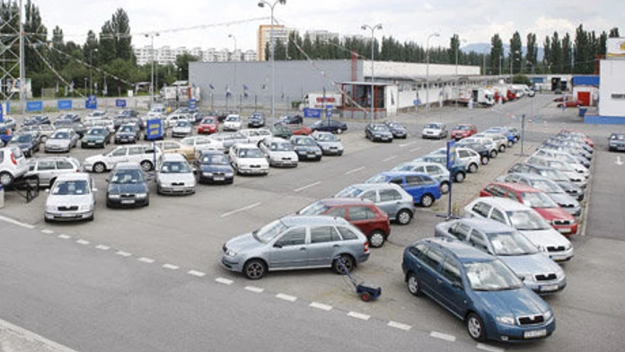 Mnohí to ani len netušia. Poistky za auto obsahujú skrytú daň, ktorá vás pripraví o veľa peňazí