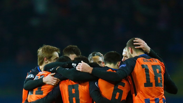 Radosť hráčov Šachtaru po góle v osemfinále LM proti AS Rím.