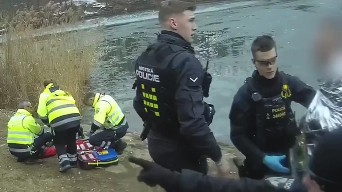 VIDEO: Dramatická záchrana topiacich sa chlapcov z ľadovej vody. Na rybníku sa pod nimi prelomil ľad
