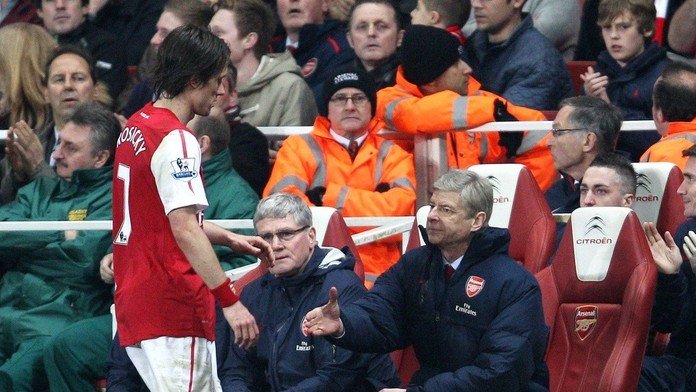 Tomáš Rosický a Arsene Wenger na archívnej fotografii z roku 2012.