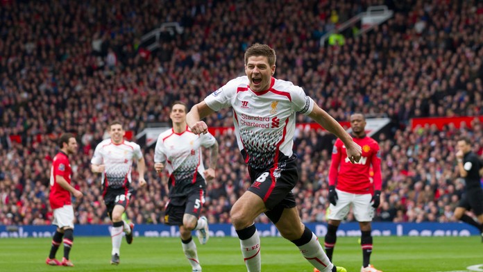 Steven Gerrard oslavuje jeden z dvoch gól z pok. kopu do bránky Manchesteru United.