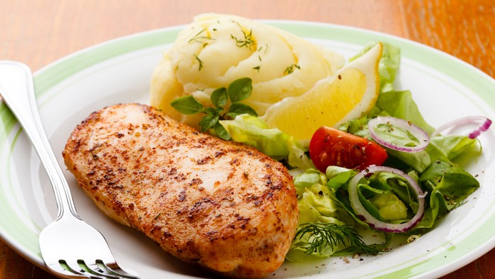 Mäso so zemiakovou kašou - ilustračná snímka.