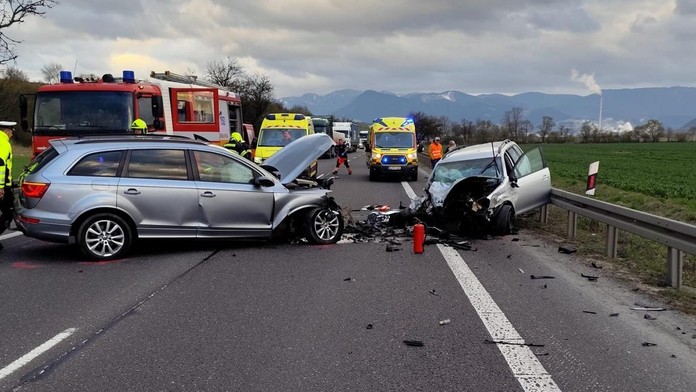 Vážna dopravná nehoda na Liptove. Čelne sa tam zrazili dve autá, zranili sa piati ľudia