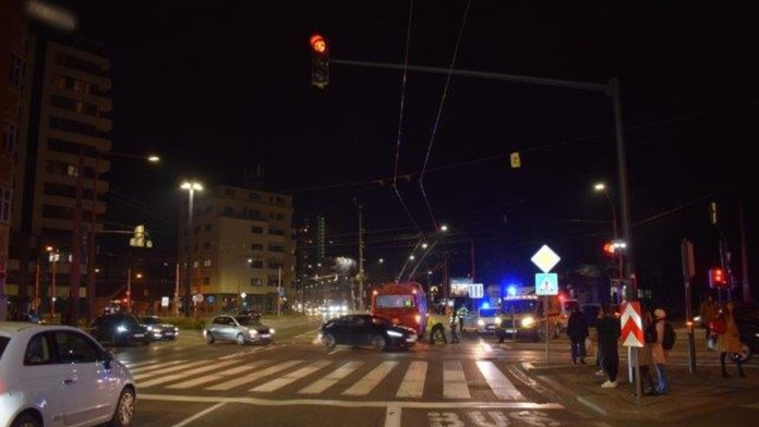 Cez priechod išiel na červenú. V Bratislave ťažko zranil trolejbus sedemnásťročného chodca